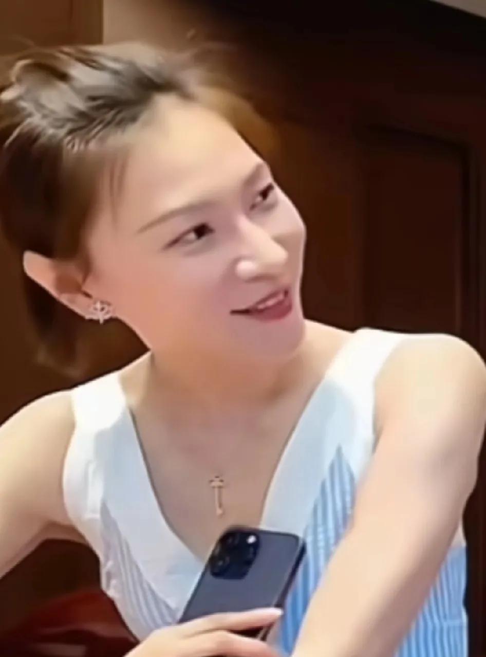 沈老师不敢正面看晓晓一定会哭出来，眼泪已经流在眼眶里了，是心灵伴侣精神寄托了
晓