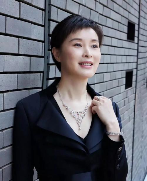 分手20年，吴越与陈建斌各自前行，她始终绝口不提前尘往事。这份豁达并非刻意沉默，