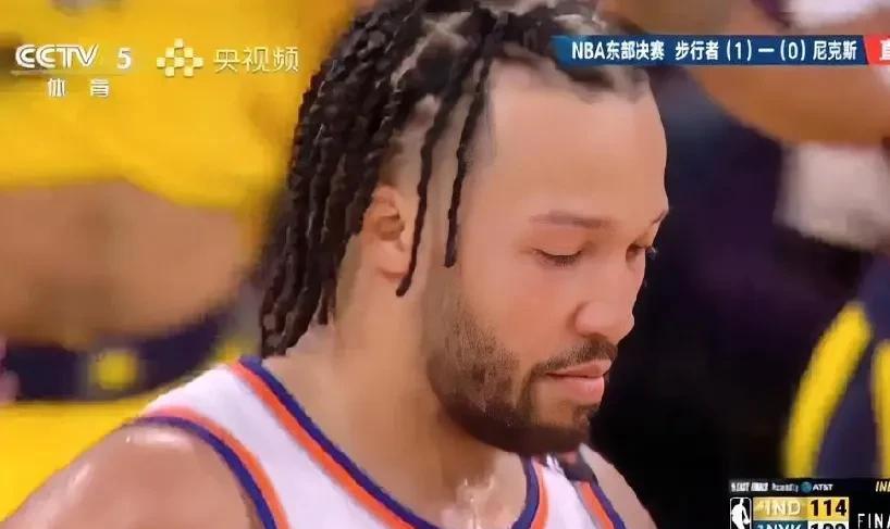 比赛一输，布伦森嚣张不起来了，眼神都不好意思跟哈利伯顿对视了。
比赛刚开打没多久