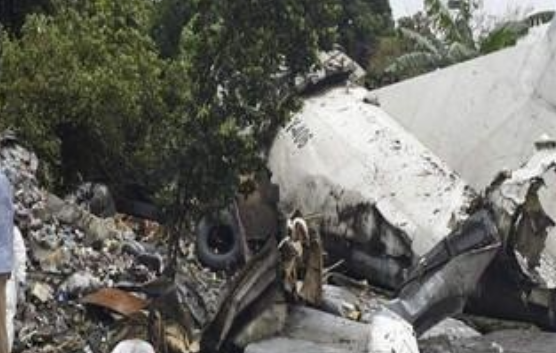 飞机降落前直接被击落，至少40人死亡，现场惨不忍睹。央视新闻8月7日报道，苏丹空