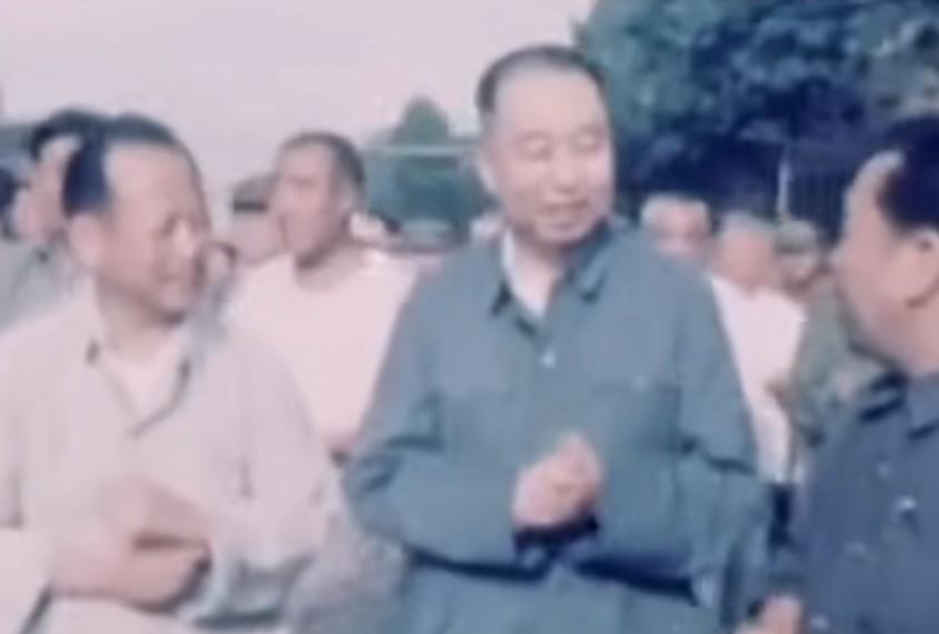 1976年7月，唐山大地震后，华国锋同志受毛泽东主席委托前往唐山慰问英雄的唐山人
