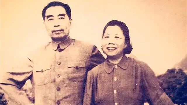 邓颖超病逝：穿给周总理送行时穿的旧衣服，用周总理用过的骨灰盒