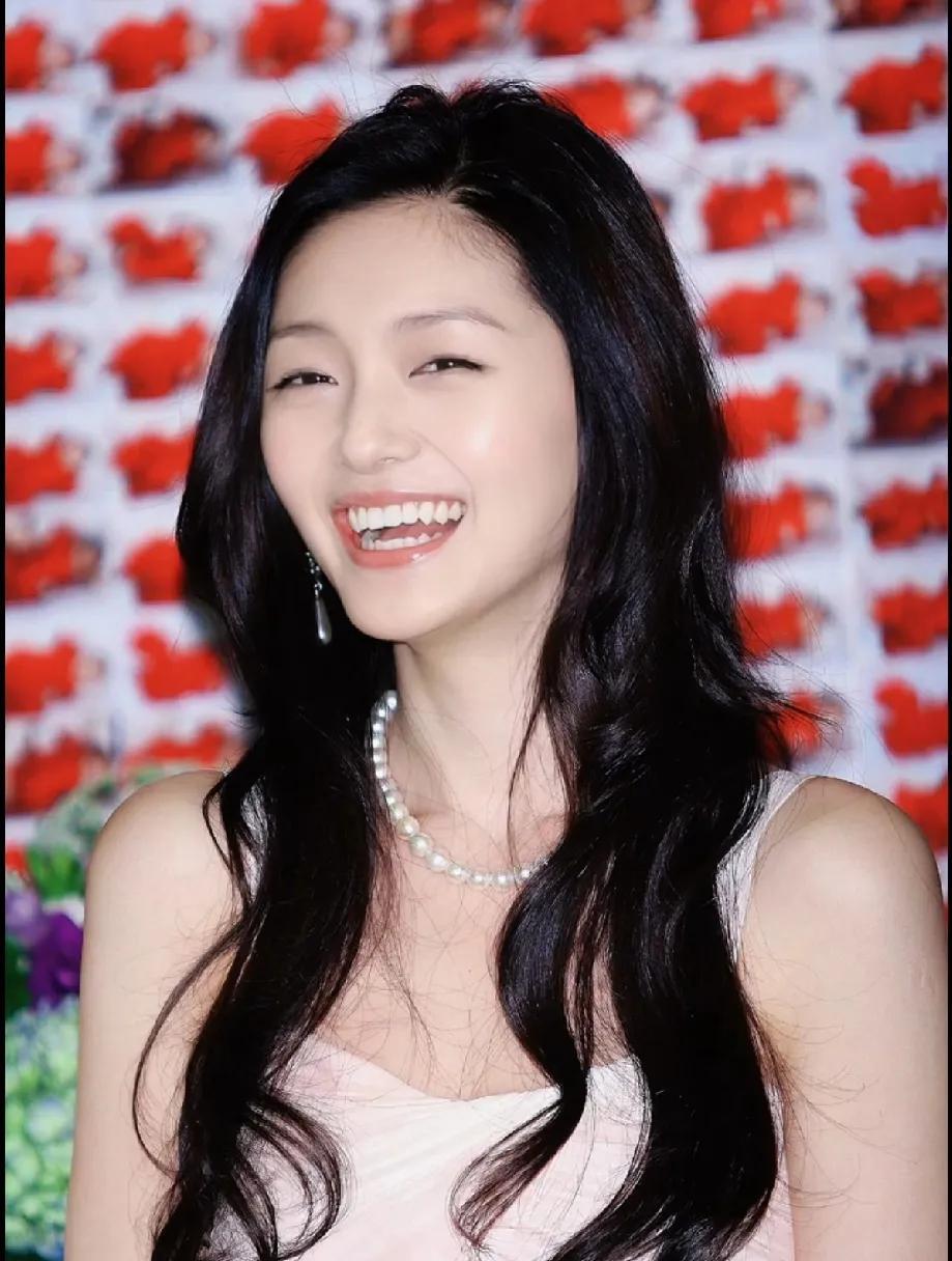  美是真的，要是只是谈谈恋爱，那么她一定还在，因为孤独的日子她一定很爱自己。#夏