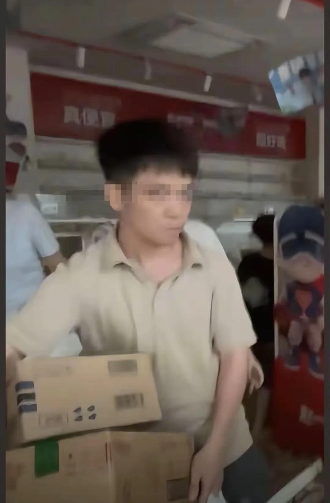 广东怀集发洪水，当地一家零食店被哄抢，天灾加上人祸，店主发声。
近日，广东怀集，
