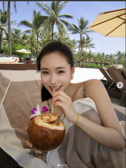 小 S 二女儿再晒度假照：比基尼外裹浴巾，戴着香奈儿耳环，金手链，高马尾配椰子水
