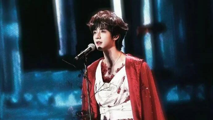 贺峻霖《燕窝》舞台：白绸载红珠，碎钻缀油画，是舞台里长出来的精致肌理