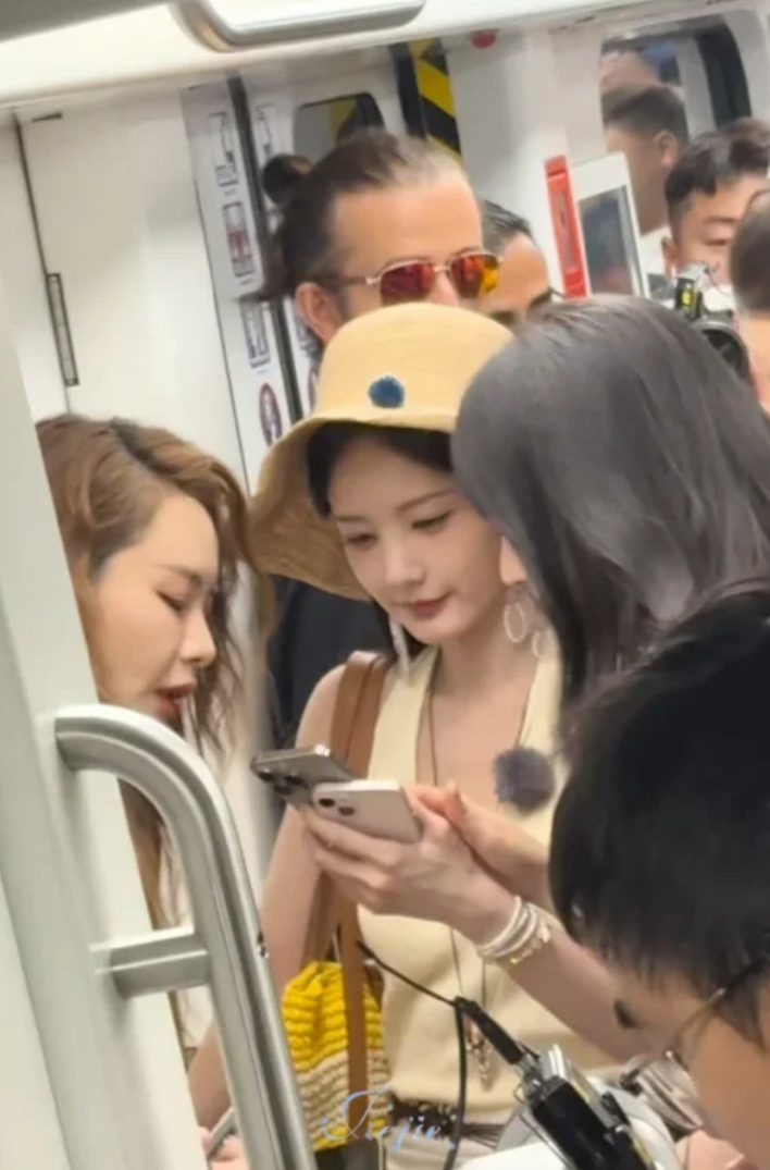坐地铁看到的，这是谁？在干嘛
