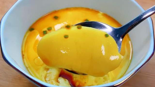 蒸鸡蛋羹：最忌直接搅水上锅蒸，教你酒店的做法，蛋羹滑嫩无气孔