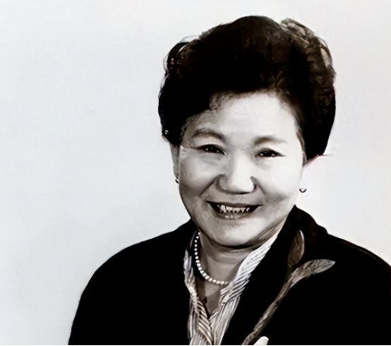 2000年，快咽气的赵丽蓉在家人的帮助下穿好寿衣，立好遗嘱，嘱咐儿孙们：“我就是