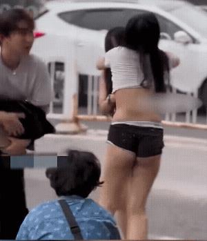女子酒吧喝醉了，难以走路，在女伴的帮助下，还是摔倒在地，难以站起。她的女伴估计也