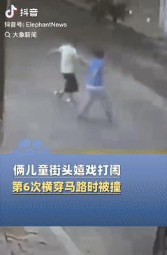 这就是在作死！陕西志丹，俩儿童街头嬉戏打闹，来回在马路上穿梭，好多次差点就被过往