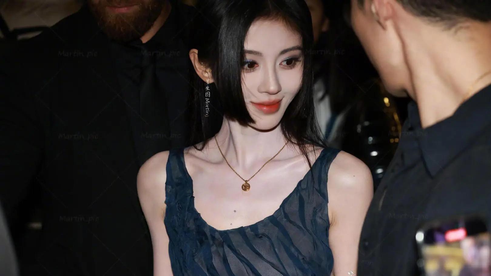 鞠婧祎亮相米兰时装周，一袭幽蓝薄纱惊艳全球