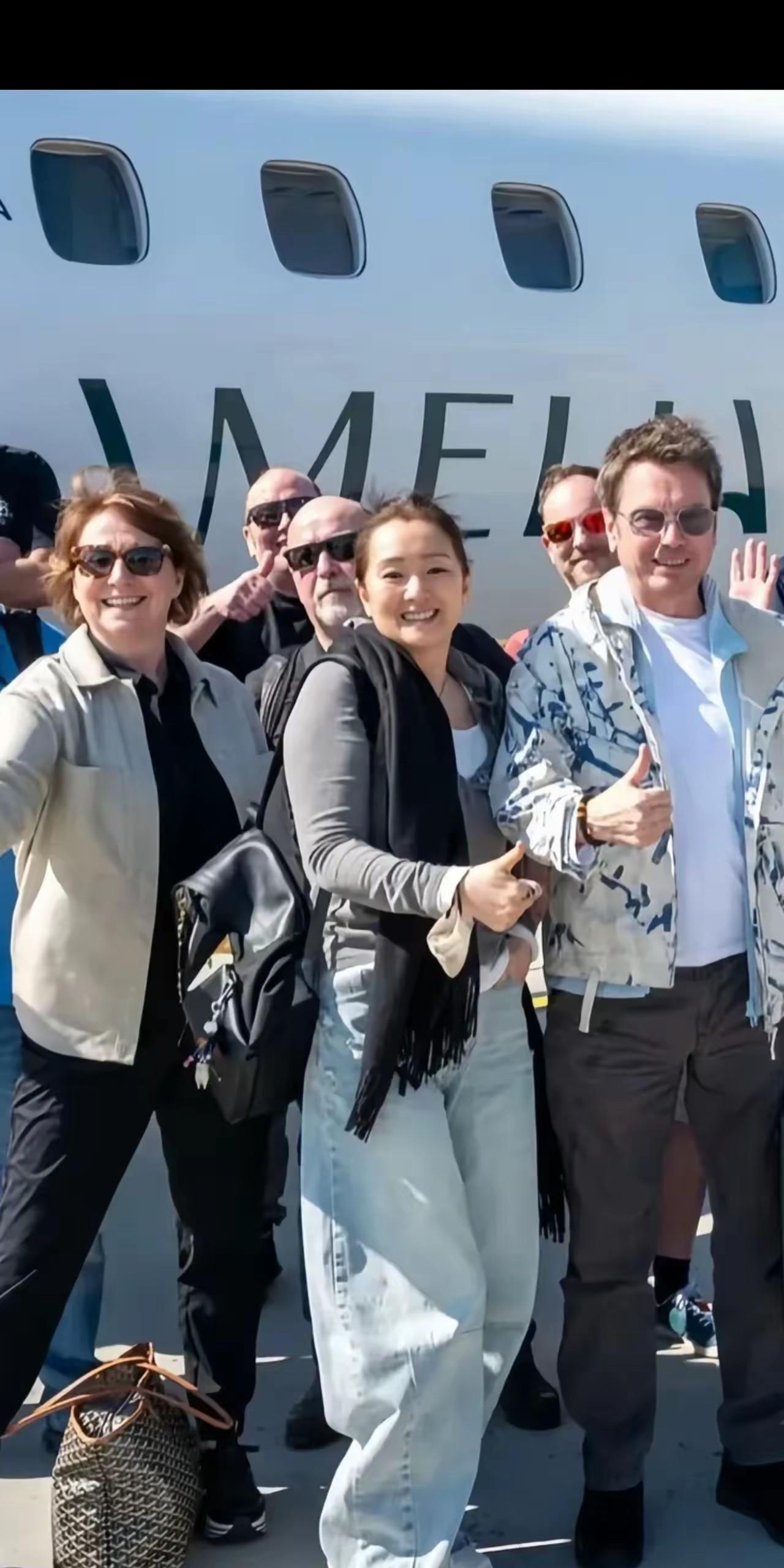 站在中间的这个女子是巩俐吗？如果是他的话，感觉这张照片照的与其他照片有些不一样，