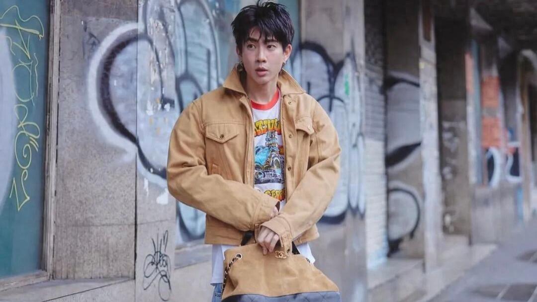 男生衣橱里最被低估的单品？穿对了，棕色外套比黑色更显气场！