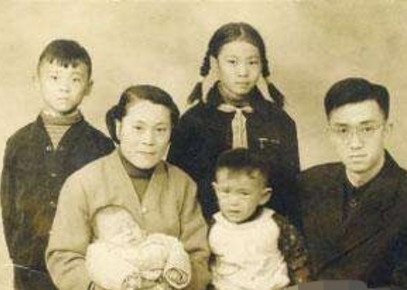 2008年，谢晋因病去世，刘晓庆用袋子装满现金，在葬礼上给谢晋的妻子徐大雯。她说