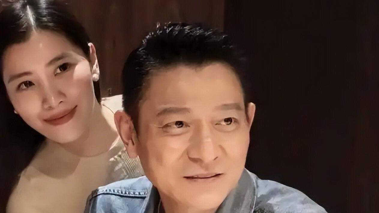 63岁刘德华被认成蜡像？ 马来西亚探亲家宴，豪门女婿的保鲜秘诀藏不住了！