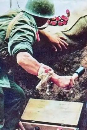 1984年，一22岁战士误闯入一个山洞，他发现里面竟都是女人，然而就在战士摸出手