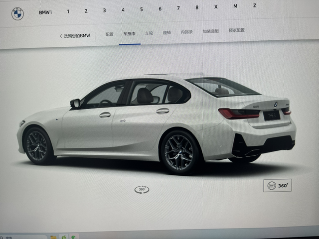 新款330li连尾翼都没了!
宝马真坑啊，一个小尾翼都减配，黑尾翼都没有还是耀夜