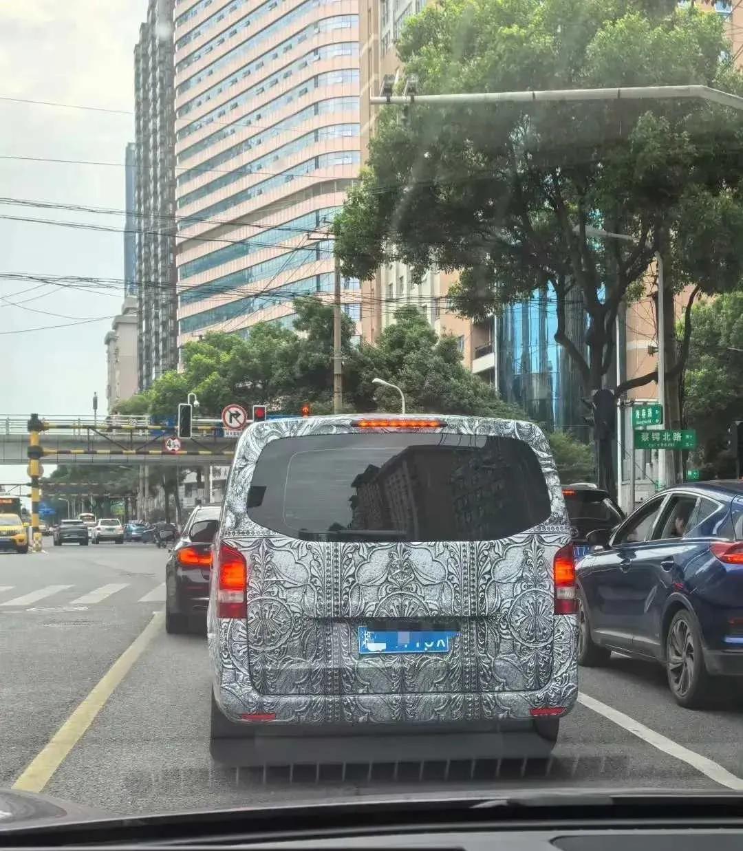 看得出来，车主是个爱车之人。
网友：这车衣是不是比车还贵呢？