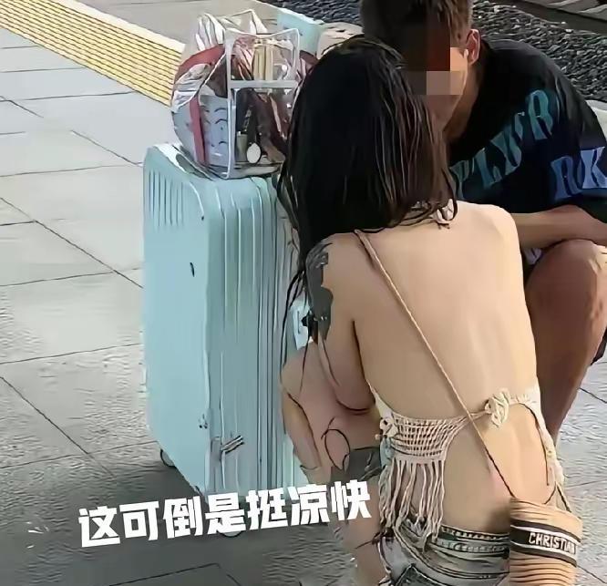 真不知
这社会
是进步
还是退化
怎愈发像原始社会
不过是树皮换成了布
倒也有点