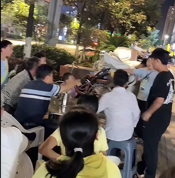 三个小男孩勤工俭学卖冰棍，遭到几个成年人的欺负！
贵州瓷安，三个小男孩，暑假天，