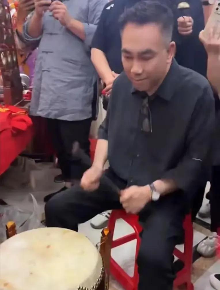 杨老五杨议亲自上阵敲鼓送别父亲。
送别老人的法事里有敲鼓么？即使94岁老人去世叫