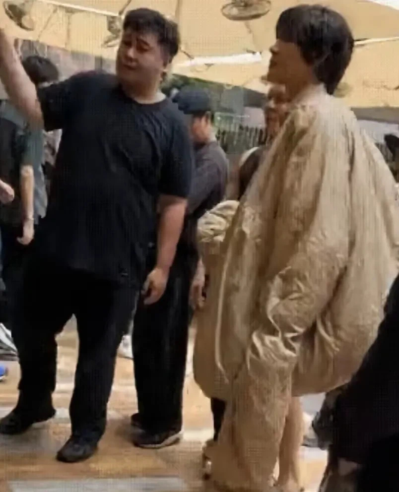 向佐移动空调服被嘲讽











什么？新加坡40多度高温，向佐穿着羽