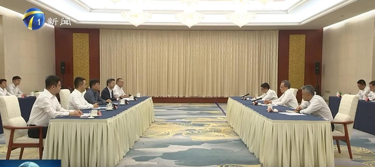 6月26日，天津市领导与百度集团创始人李彦宏一行座谈。