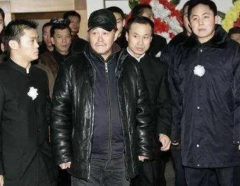2007年，李正春不幸病逝，赵本山问50个徒弟:“你们大师兄走了，留下孤儿寡母，