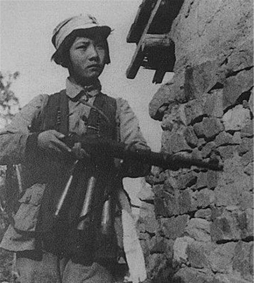 1939年，一位女战士被捕后，在日军的严刑拷打下，眼看就要不行了。突然，一名汉奸