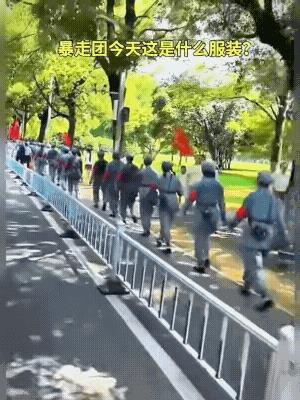 这不是单位团建搞活动，而是大妈大爷暴走团集体拉练。试问一下，这穿着红军服装浩浩荡