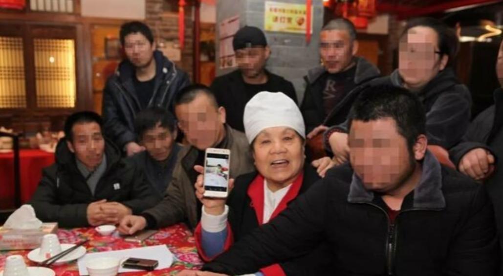 1983年，早餐店老板娘韩雅琴，因为好心帮助了四个刚刑满释放的少年，竟让她成为了