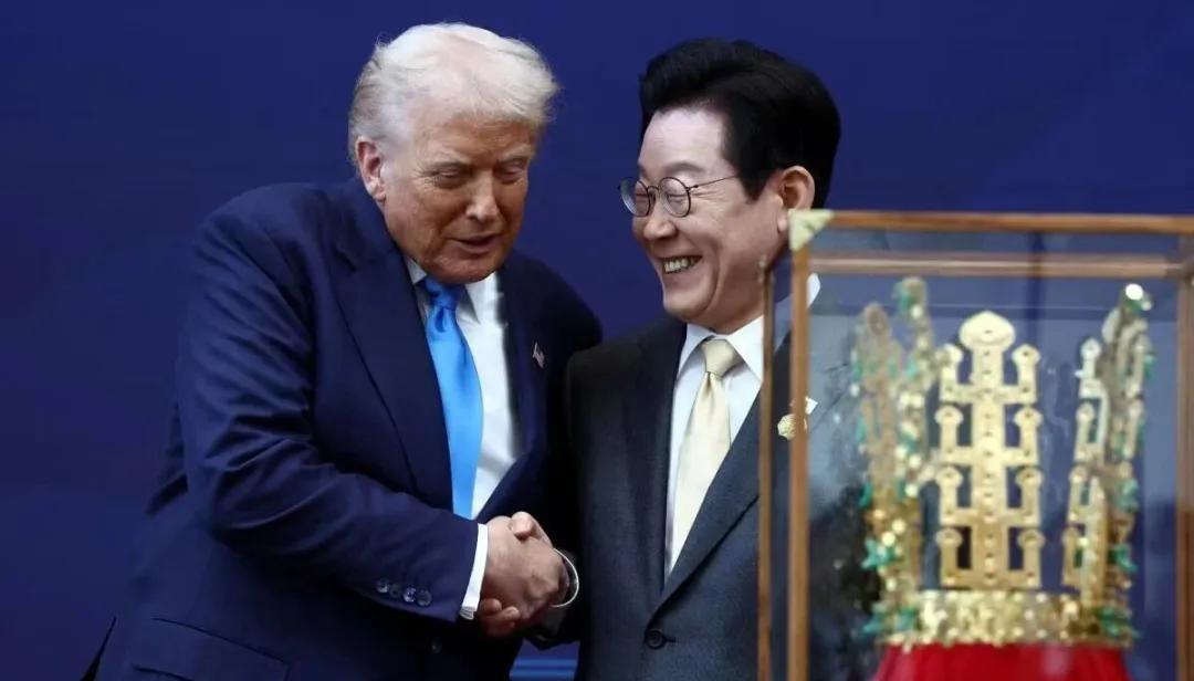 韩国人用心良苦，
日本首相高市早苗在特朗普面前又笑又跳，又挽胳膊又陪看球。没关系