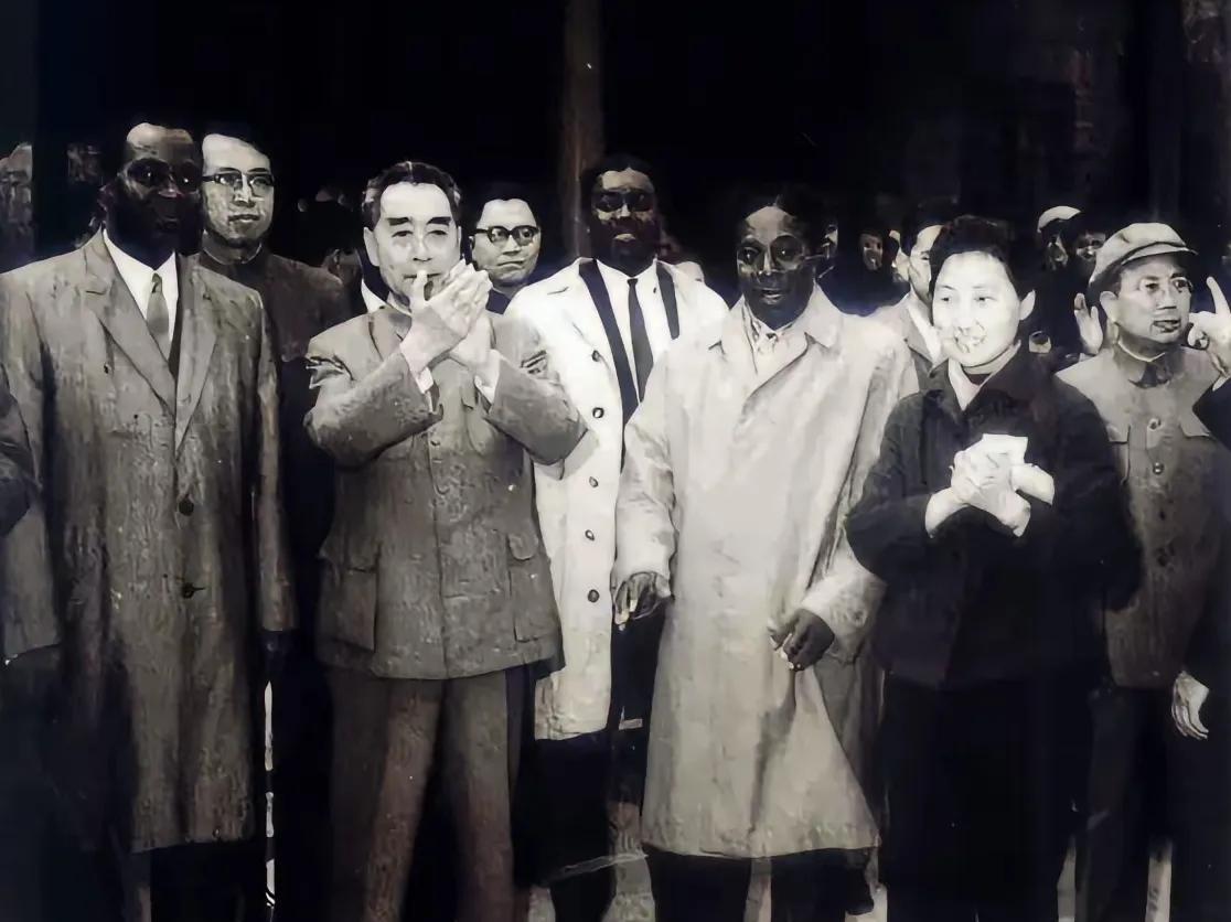 珍贵的黑白照片。
1965年5月1日，周恩来总理陪同外国友人，参加“五一”国际劳