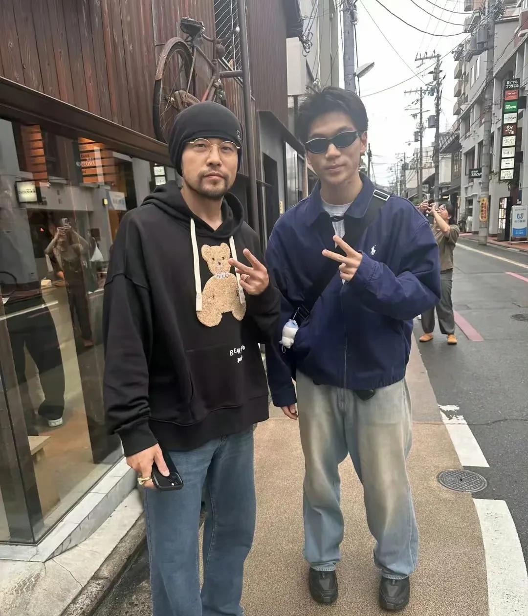 46岁的周杰伦在日本街头被粉丝围得水泄不通！这变化也太离谱了吧！以前的小公举现在