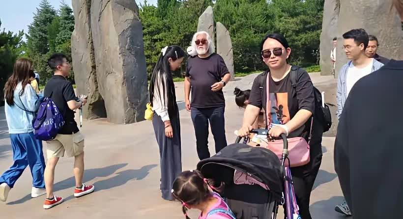 74岁张纪中，当众训得老婆，抬不起头来，路 人都纷纷转头观望，杜星霖43岁，法学