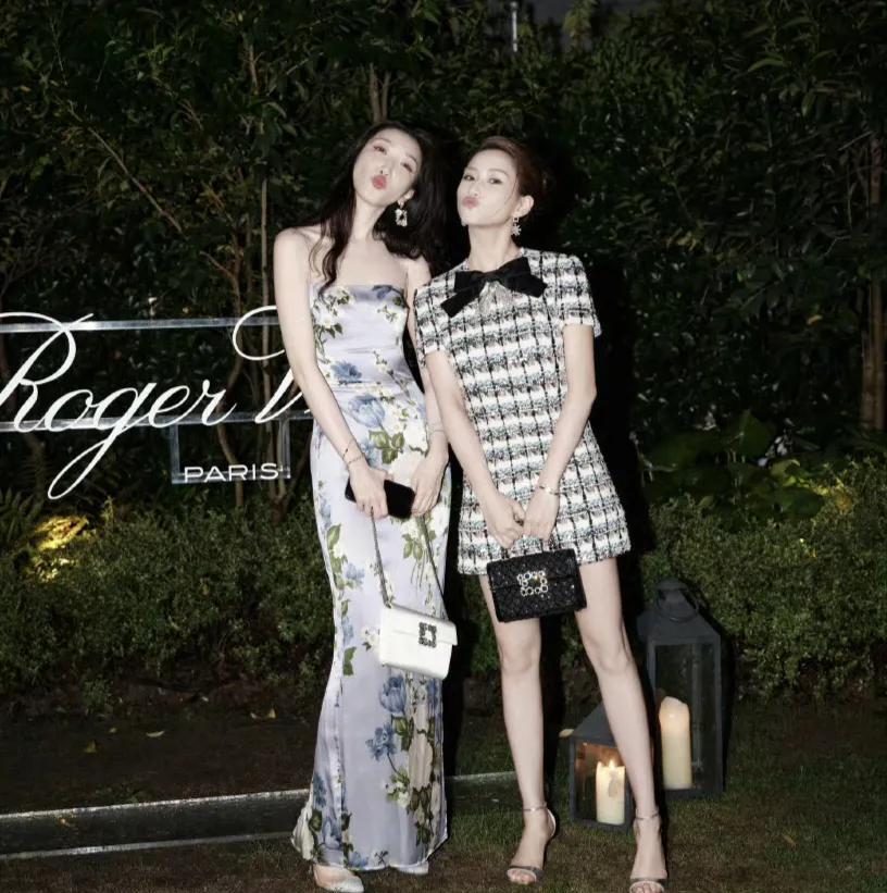 心疼窦骁，何超莲天天参加活动派对，他只能自己独守空房，这个婚结的意义在哪？
6月