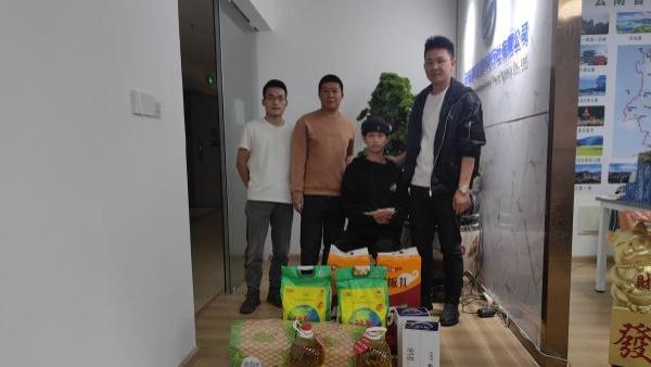 爱心人士向云南昭通残疾人家庭捐献生活物资