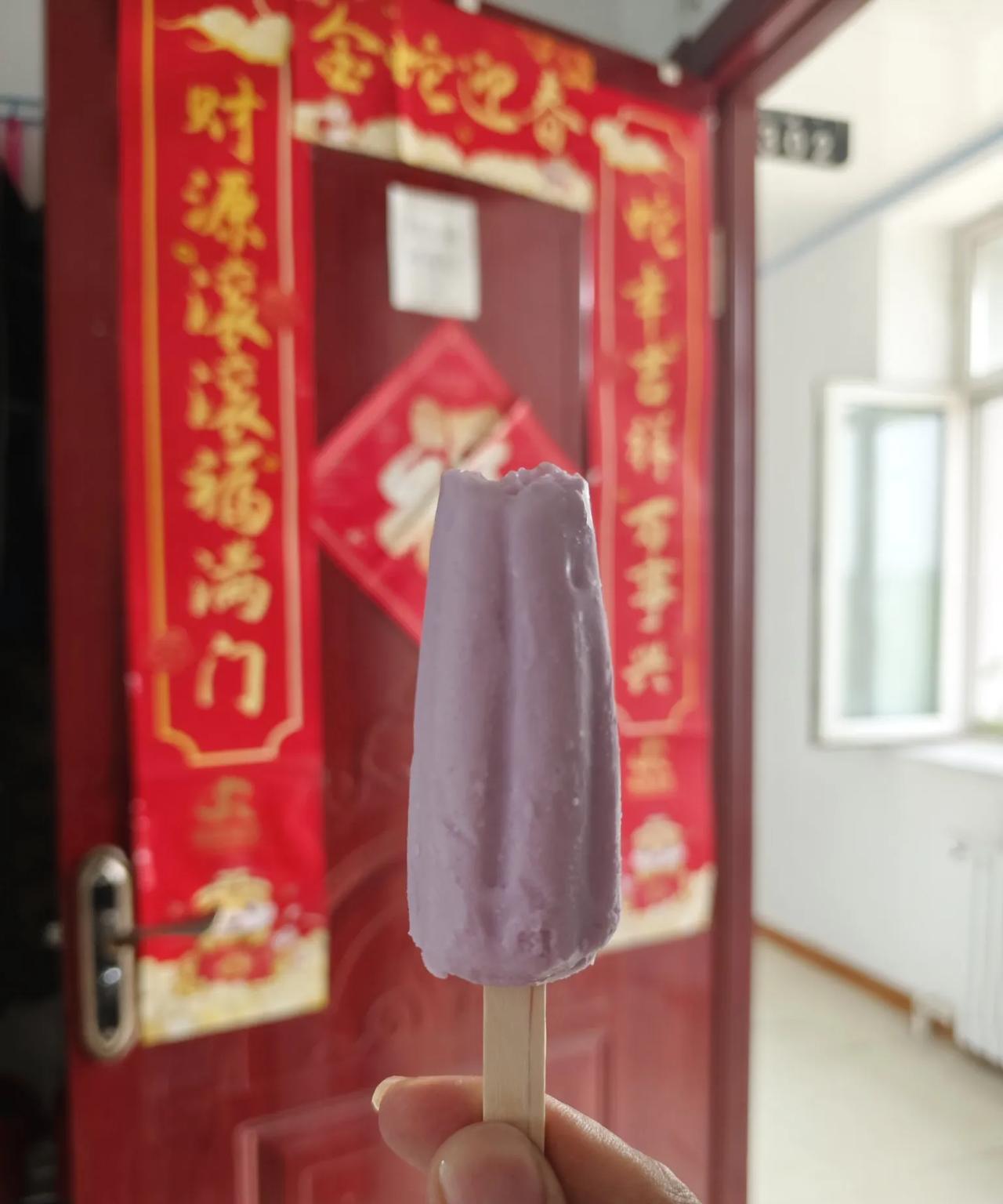 中午从食堂吃饭回来宿舍休息一会，就坐在那没动，汗就顺着脖子往下淌，隔壁的小同事过
