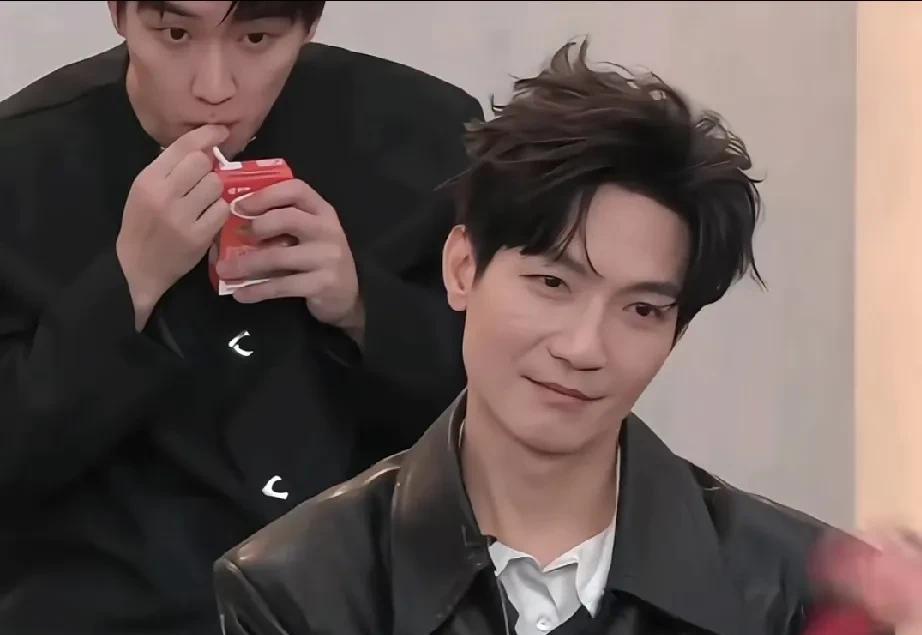 #吴泽林# 歌手一周一期，泽林期期不一样，样样均出彩！
泽林口播广告，这次改成喝