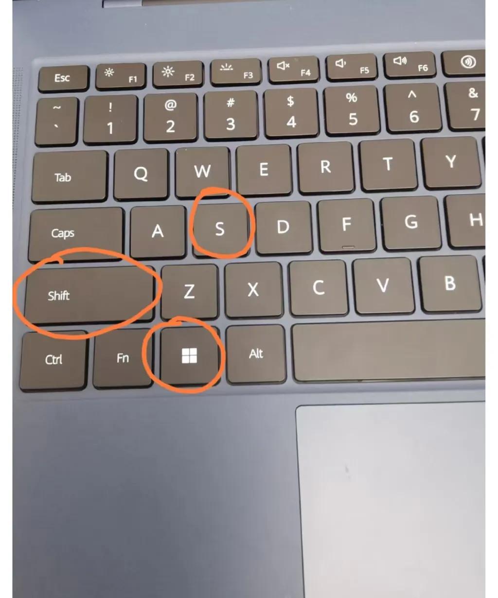 被圈出的“Windows”键 ，和其他键组合能实现超多快捷操作。
比如搭配“Sh