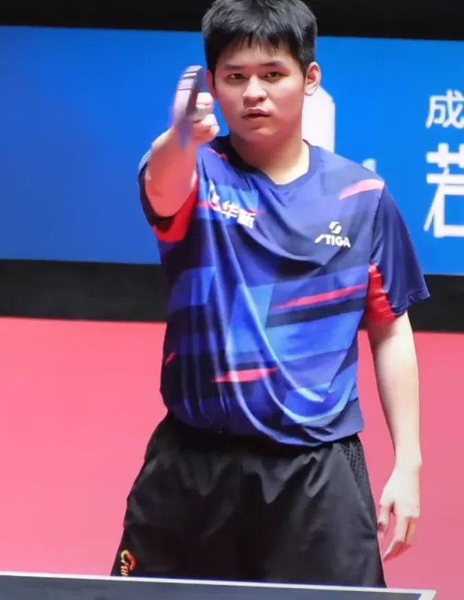 心疼林诗栋，
今天他会连输两盘，
不是因为他技术不行，
而是心态受到了影响，
现