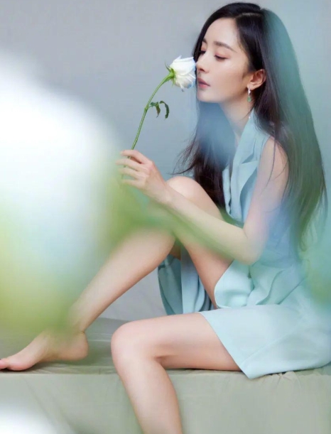 杨幂美腿妆造：蓝裙穿搭，柔美温婉