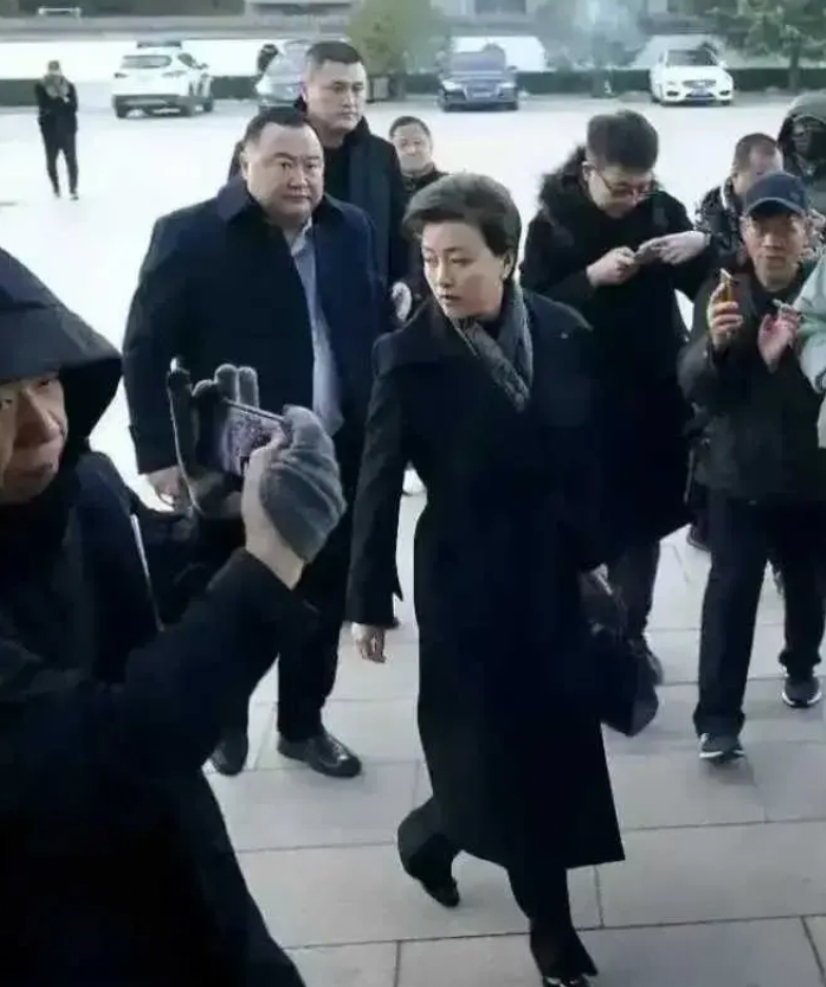 这女的很面熟，好有气场