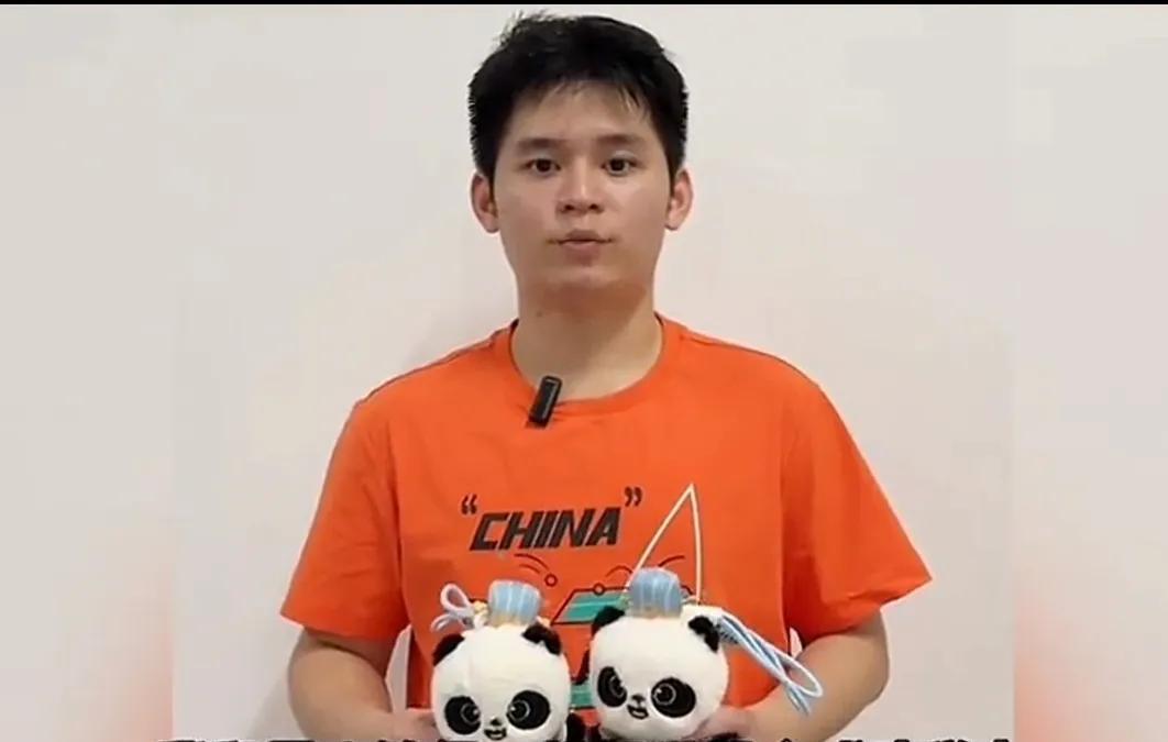 林诗栋和蜀宝锦仔一起祝世运会成功。
并祝参与世运会的运动健儿取得好成绩。
世运会