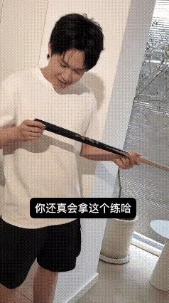 王楚钦就是个孩子，
看见喜欢的东西两眼放光！
今天收到偶像的签名球杆，
从拿到手