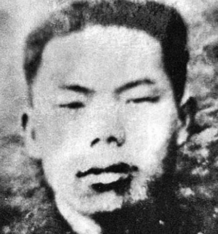 1952年，志愿军正在睡梦中，一战士因燥热睡不着出去巡逻，无意间听到黑夜中传来叮