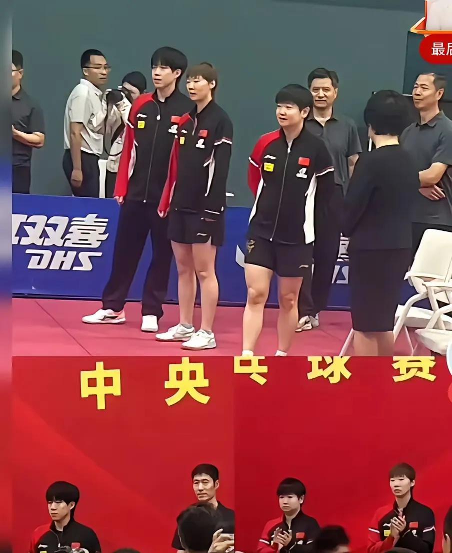 王励勤这是实在没办法了吧？



这次活动，王励勤携莎莎一同亮相，着实令人意外。