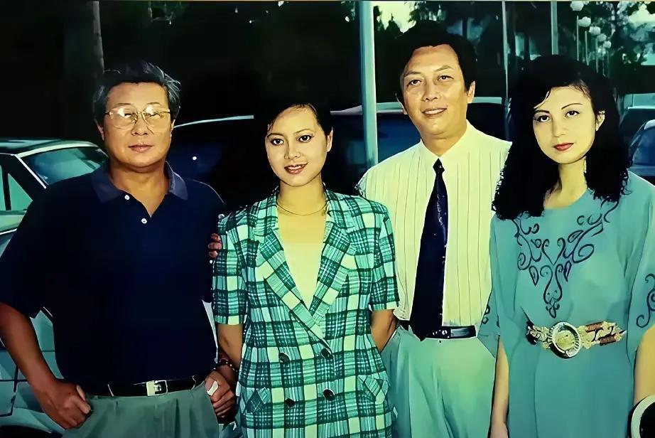 图中两位男演员都是我国著名男演员，王心刚老师和唐国强老师，他们身边的两位女演员，