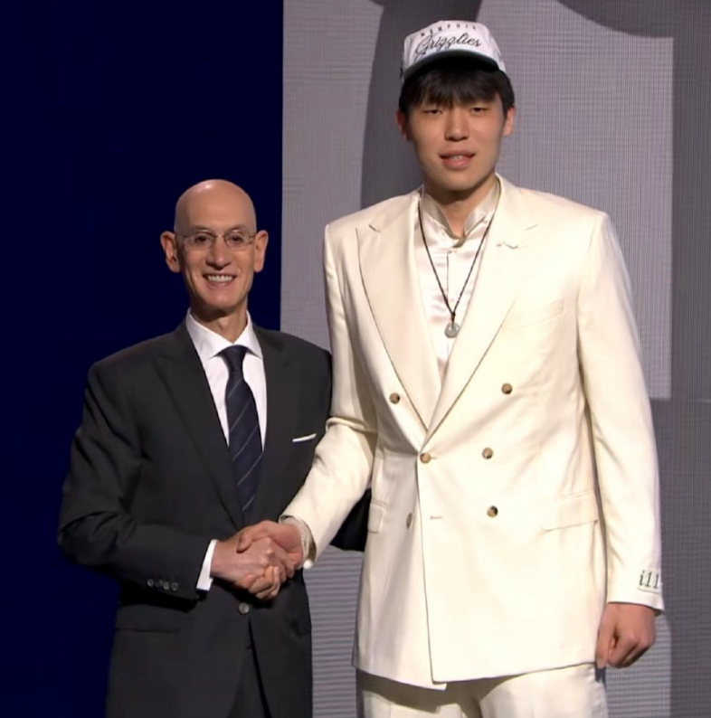 在 2025 年 NBA 选秀大会现场，镁光灯交相辉映，气氛热烈得如同燃烧的火焰
